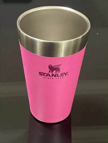 Copo térmico com tampa Stanley 473ml, aço inox nas paredes internas e externas.